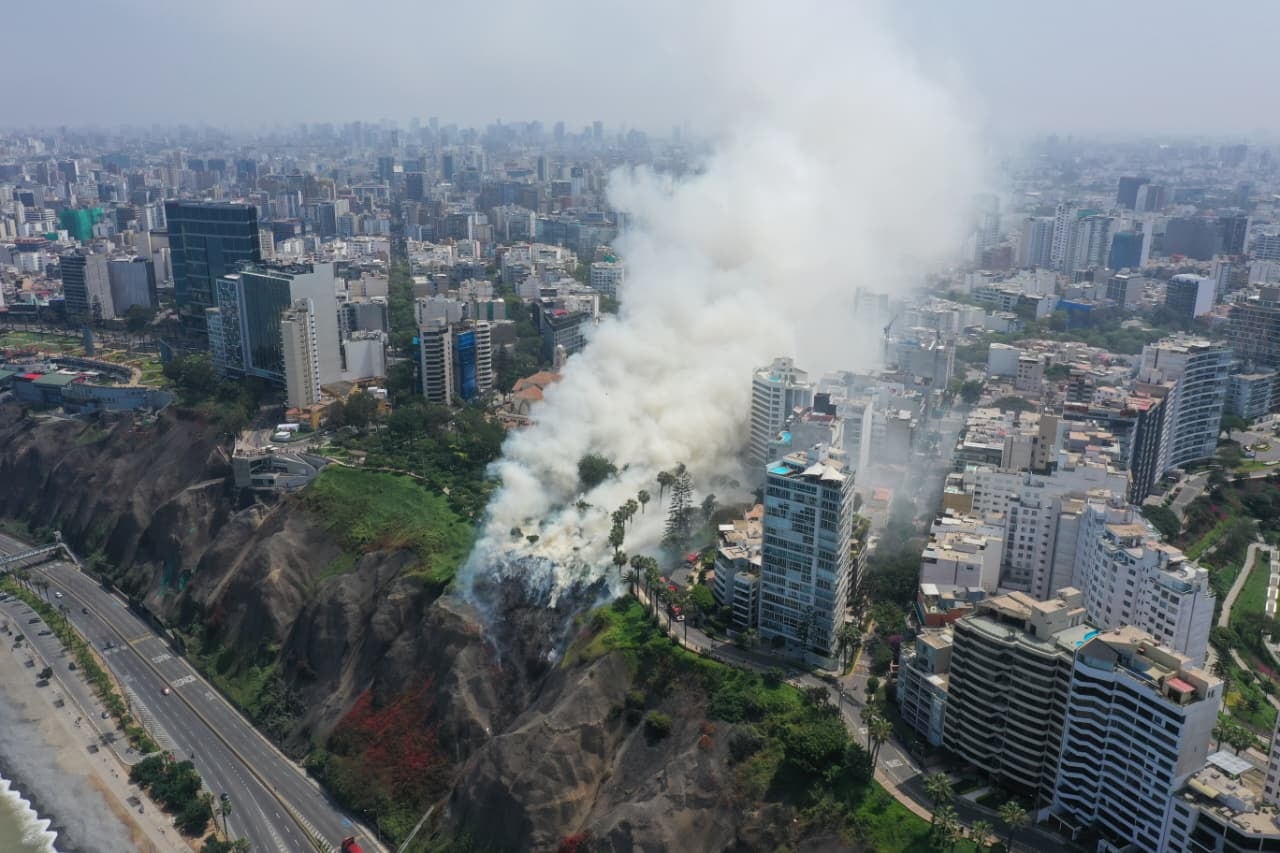 Incendio en el distrito de Miraflores genera una densa columna de humo visible desde la Costa Verde. (Foto: Julio Reaño/ GEC)