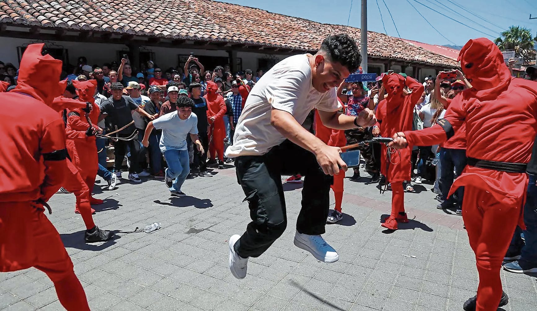 Se cree que cada latigazo reduce un pecado y algunos deben pasar decenas de veces para quedar "limpios".