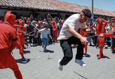 “Diablos” vestidos de rojo reparten latigazos entre pecadores por Semana Santa