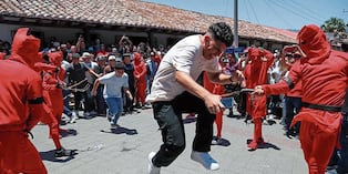 Se cree que cada latigazo reduce un pecado y algunos deben pasar decenas de veces para quedar "limpios".