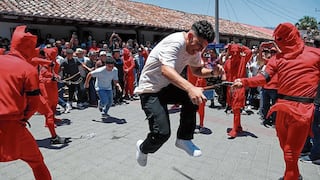 “Diablos” vestidos de rojo reparten latigazos entre pecadores por Semana Santa