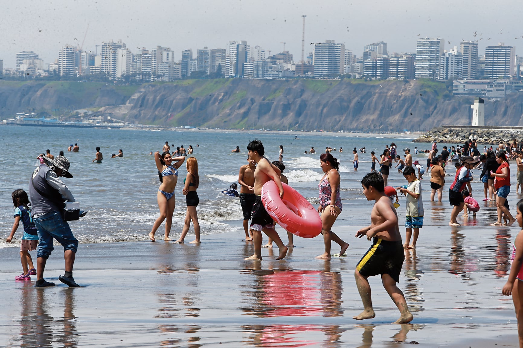 La playa Agua Dulce, en Chorrillos, también fue visitada por la gente.