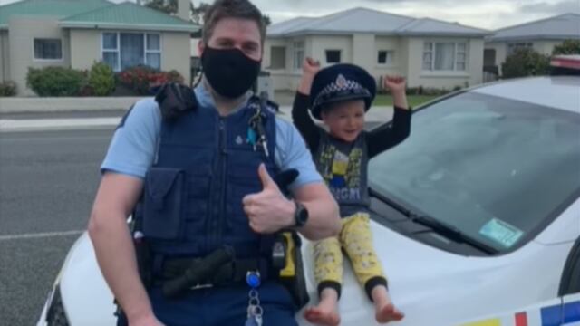 Niño engaña a la policía con un emergencia y les termina mostrando sus juguetes