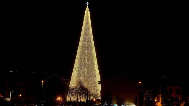 Estrellan dron contra el árbol de Navidad más alto de Europa y son denunciados