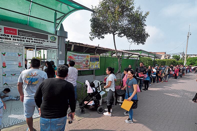 cola de padres de familia en colegio Niño Jesús de Praga de San Luis