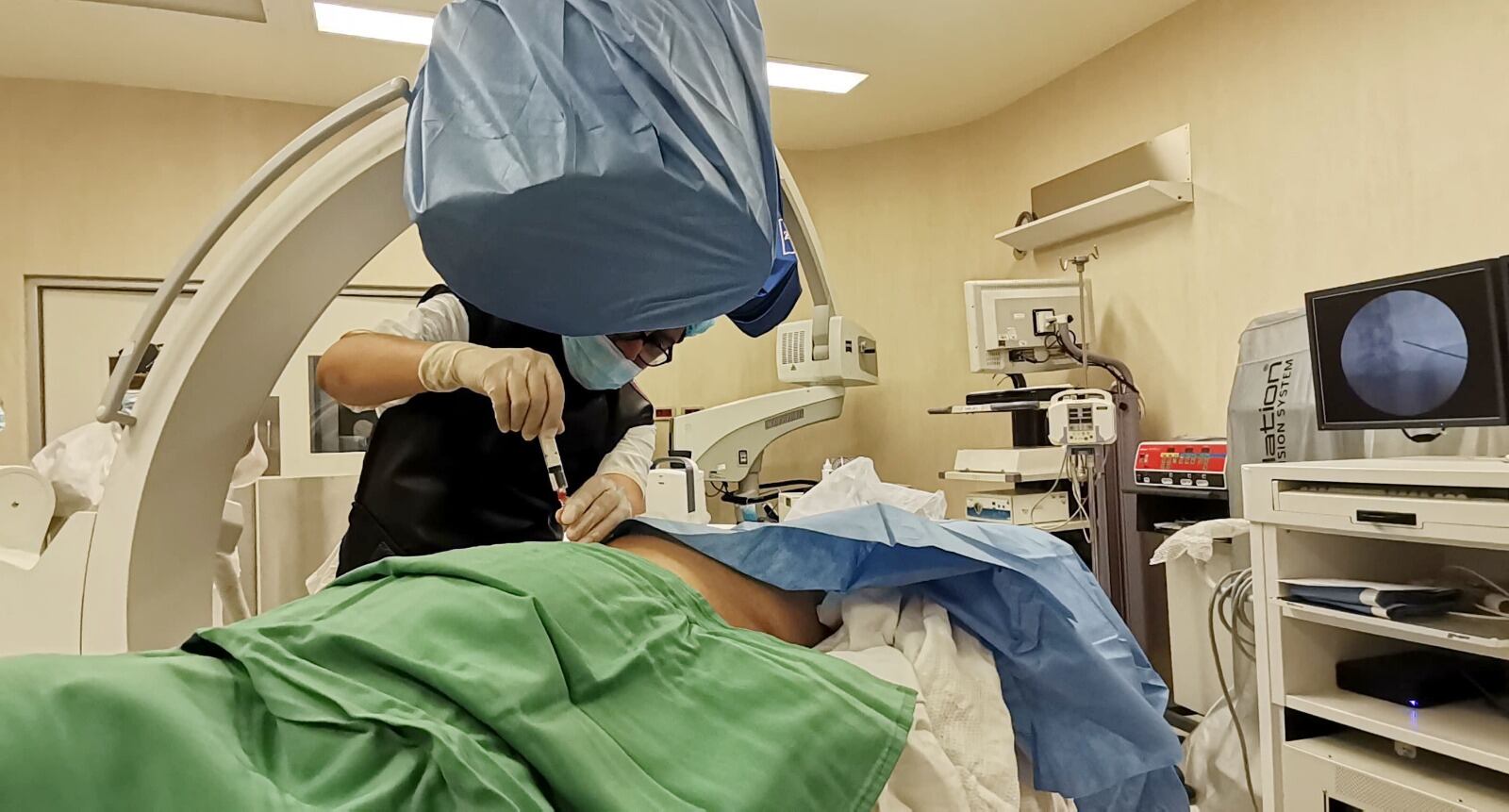 El tratamiento invasivo consiste en realizar bloqueos de nervios periféricos, infusiones de analgésicos como bombas de lidocaína, bloqueos facetarios, bloqueos de ganglios.