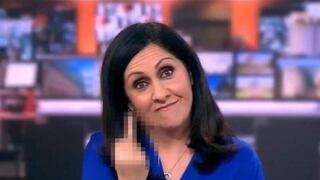 Presentadora de la BBC causa polémica por mostrar accidentalmente el dedo medio levantado ante cámaras