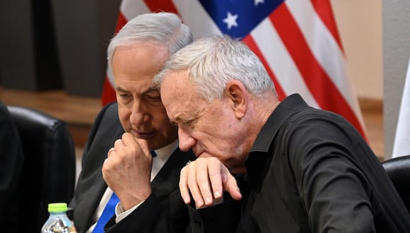 Benjamin Netanyahu y su rival político Benny Gantz a quien había sumado a su gobierno.