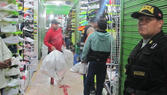 Policías y fiscal incursionan en Centro Comercial Luis Banchero Rossi por productos "bamba"