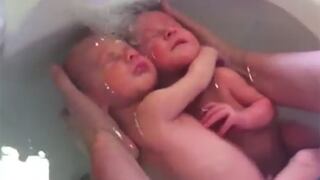 El baño de bebes gemelos que conmueve al mundo [VIDEO]