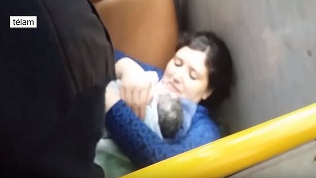 YouTube: Mujer da a luz en bus y chofer filma el parto [VIDEO]