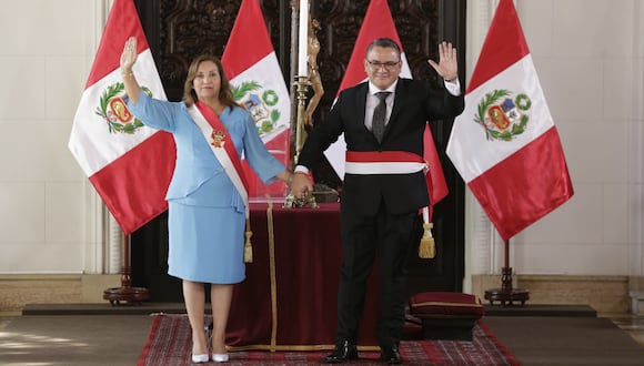Dina Boluarte junto al ministro del Interior, Juan Santiváñez, quien la tiene al tanto de todo.