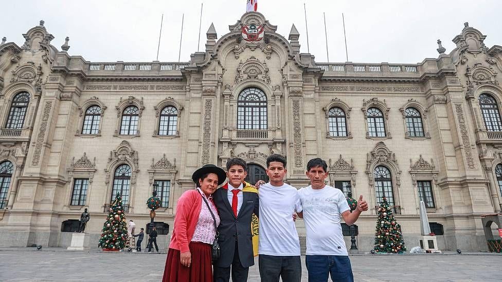 Cliver y su hermano Kenny, junto a su madre Lida y su padre Simeón, fueron invitados a conocer el Palacio de Gobierno en Lima.