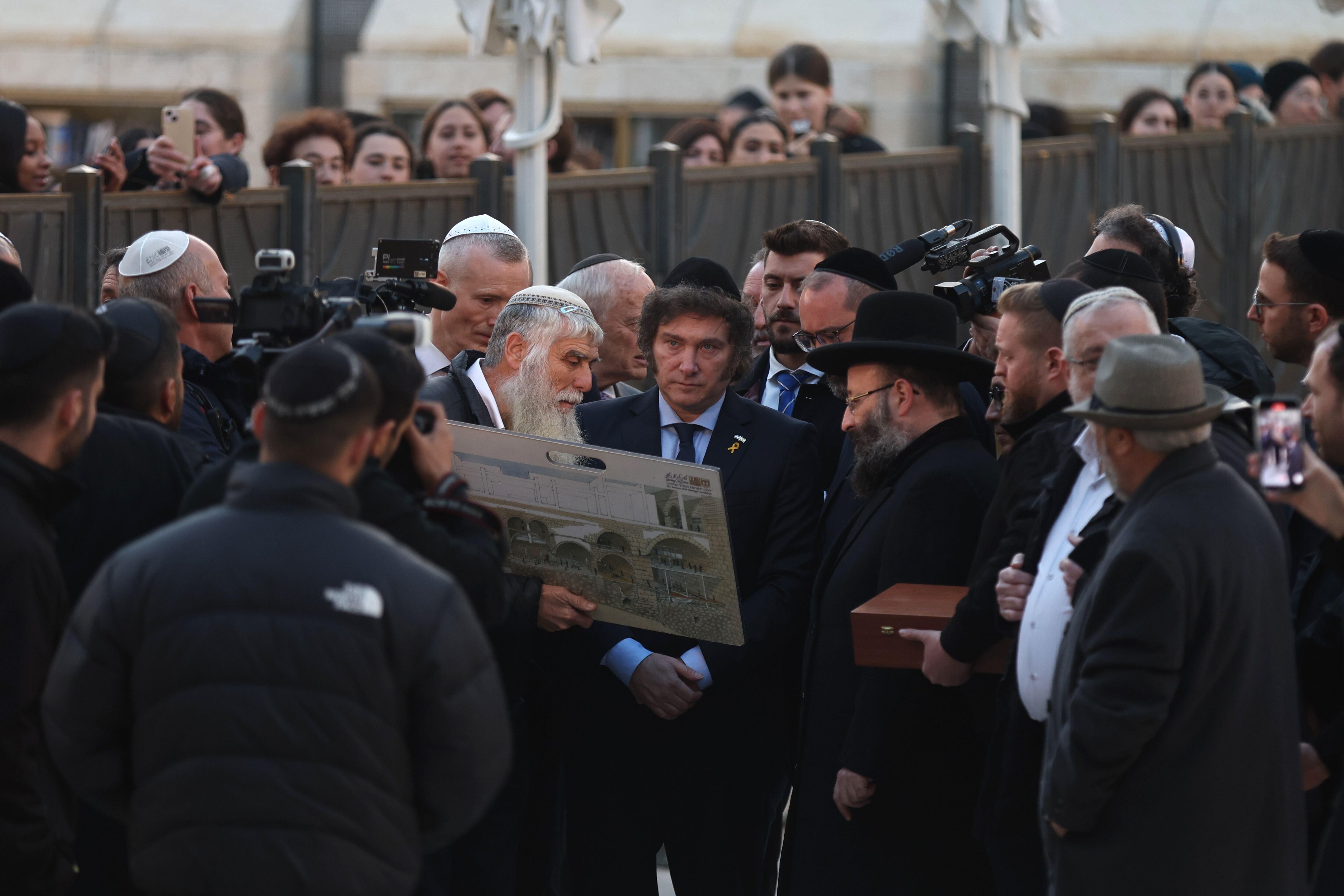 Con signos distintivos judíos, Javier Milei se reunió con autoridades religiosas en Jerusalén.