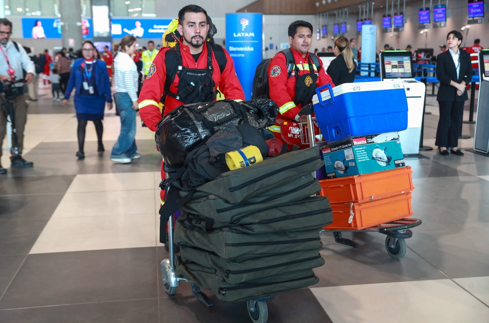 Los bomberos peruanos llevan consigo herramientas de alta tecnología para corte, expansión y otras maniobras de liberación de víctimas en caso de estar atrapadas.