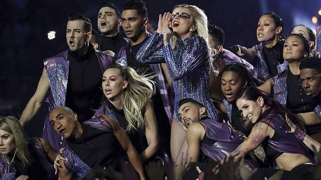 Todos y cada uno de los looks de Lady Gaga en el Halftime Show del Super Bowl 2017