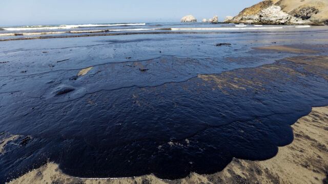 “Se ha estimado que ha habido un derrame de 6 mil barriles de petróleo en el mar”, reveló el ministro del Ambiente