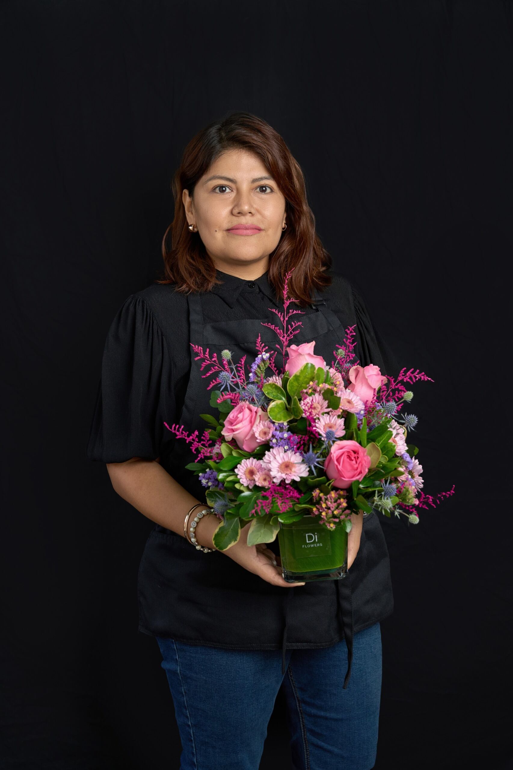 Diana Jumpa alista pedidos que ha recibido en su florería.