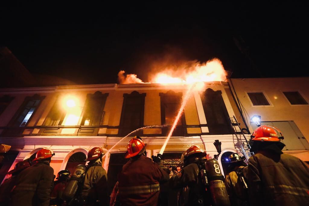 Centro de Lima: Bomberos controlaron incendio de gran magnitud en casona de más de 100 años de antigüedad. (Fotos: César Grados @photo.gec)