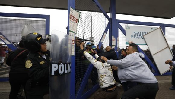 Se registraron breves enfrentamientos a las afueras del Gran Mercado Mayorista de Lima, entre la PNP y comerciantes. Foto: Piko Tamashiro