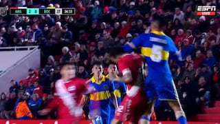 Se salvó Carlos Zambrano de la roja: el codazo a rival en partido de Boca | VIDEO