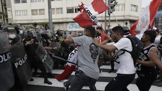 Manifestantes contra inmovilización se enfrentan a la policía en su intento por llegar al Congreso | VIDEO