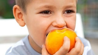 Solo 3 de cada 10 niños come frutas a diario (VIDEO)