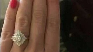 Novia envía foto de su anillo de compromiso, pero termina pasando 'roche' por "detalle"