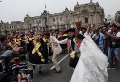Recién casados aprovechan pasacalle y sellan su amor con rico zapateo