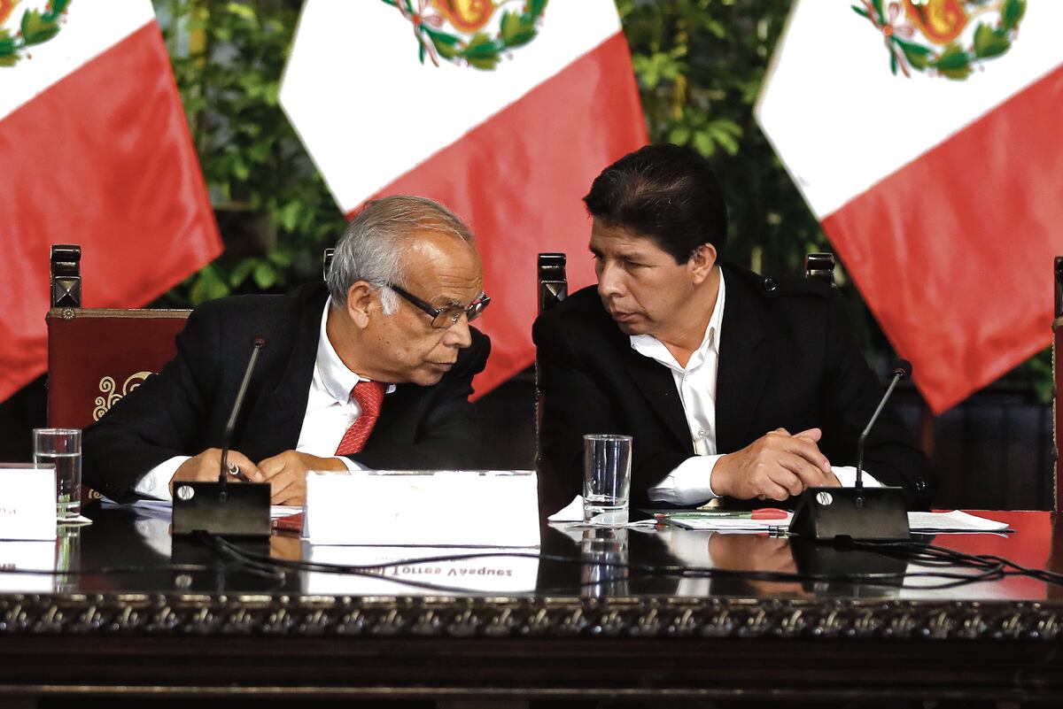 El expresidente, Pedro Castillo, acompañado de su ex primer ministro, Anibal Torres. (EFE/ Paolo Aguilar)