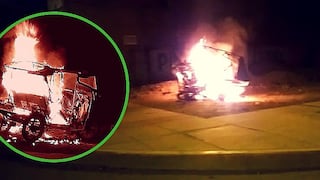 ​Vecinos hartos de asaltos queman mototaxi de presuntos delincuentes en Comas (FOTOS y VIDEO)