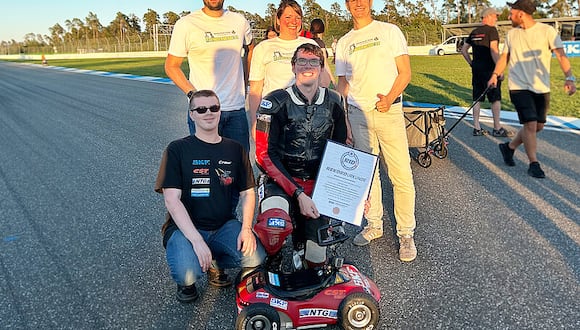 Marcel Paul y su equipo celebran el récord mundial obtenido con su auto de juguete.