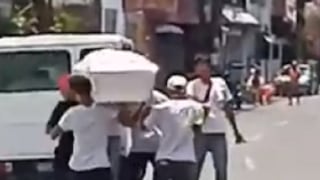 Coronavirus: Trabajadores de funeraria bailan mientras carga ataúd | VIDEO