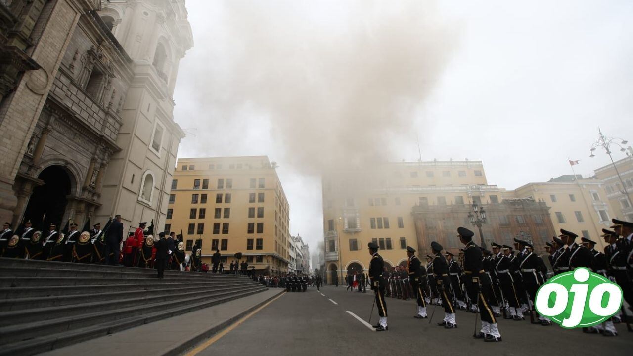 Se registró un amago de incendio al lado de la catedral de Lima. Esto provocó una gran humareda en la plaza de armas de Lima. Fotos: Jorge.cerdan/@photo.gec