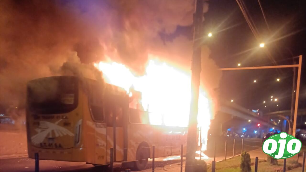 Los Olivos: Bus de ‘La 41′ se incendia y bloquea tránsito en la Panamericana Norte