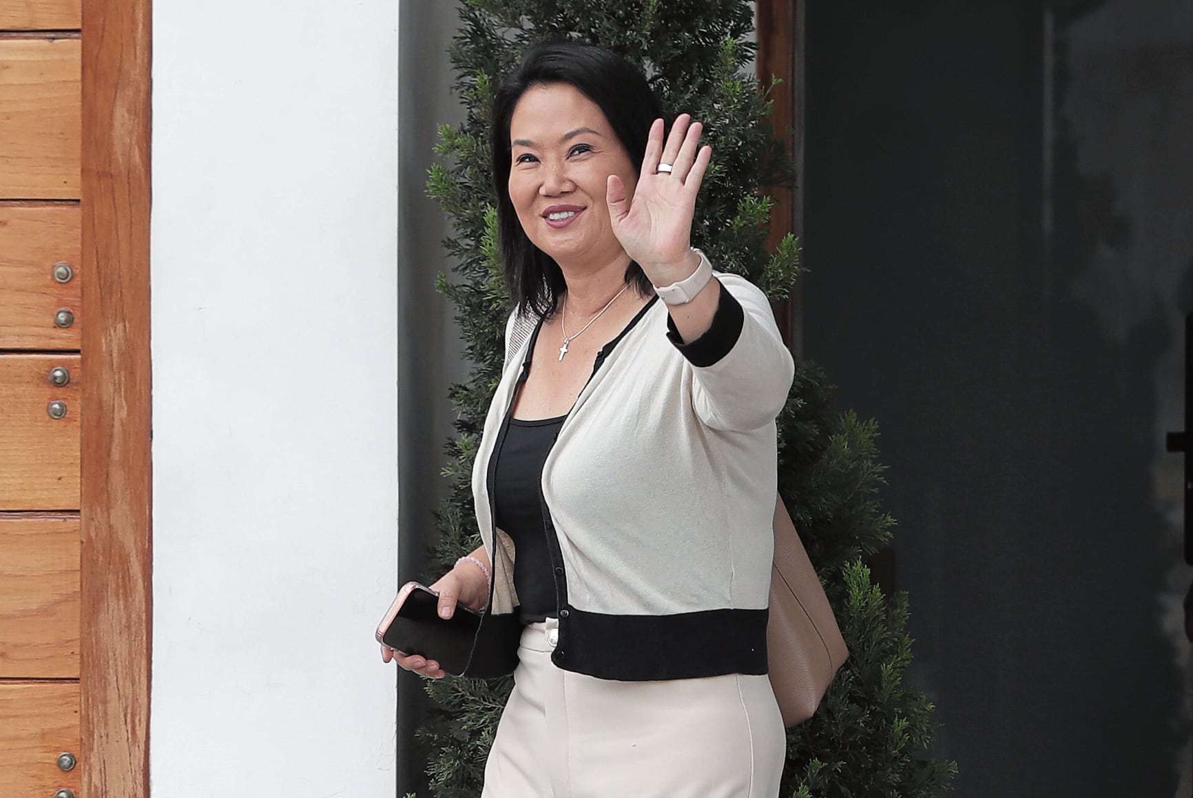 Keiko Fujimori, que se siente ganadora, ya trabaja con su equipo de transición, según trascendió. Ayer salió de su domicilio con dirección al colegio de sus hijas para una actividad personal.
Foto: Julio Reaño/@photo.gec
