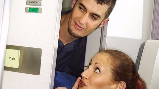 3 estrategias infalibles para tener intimidad en un avión 