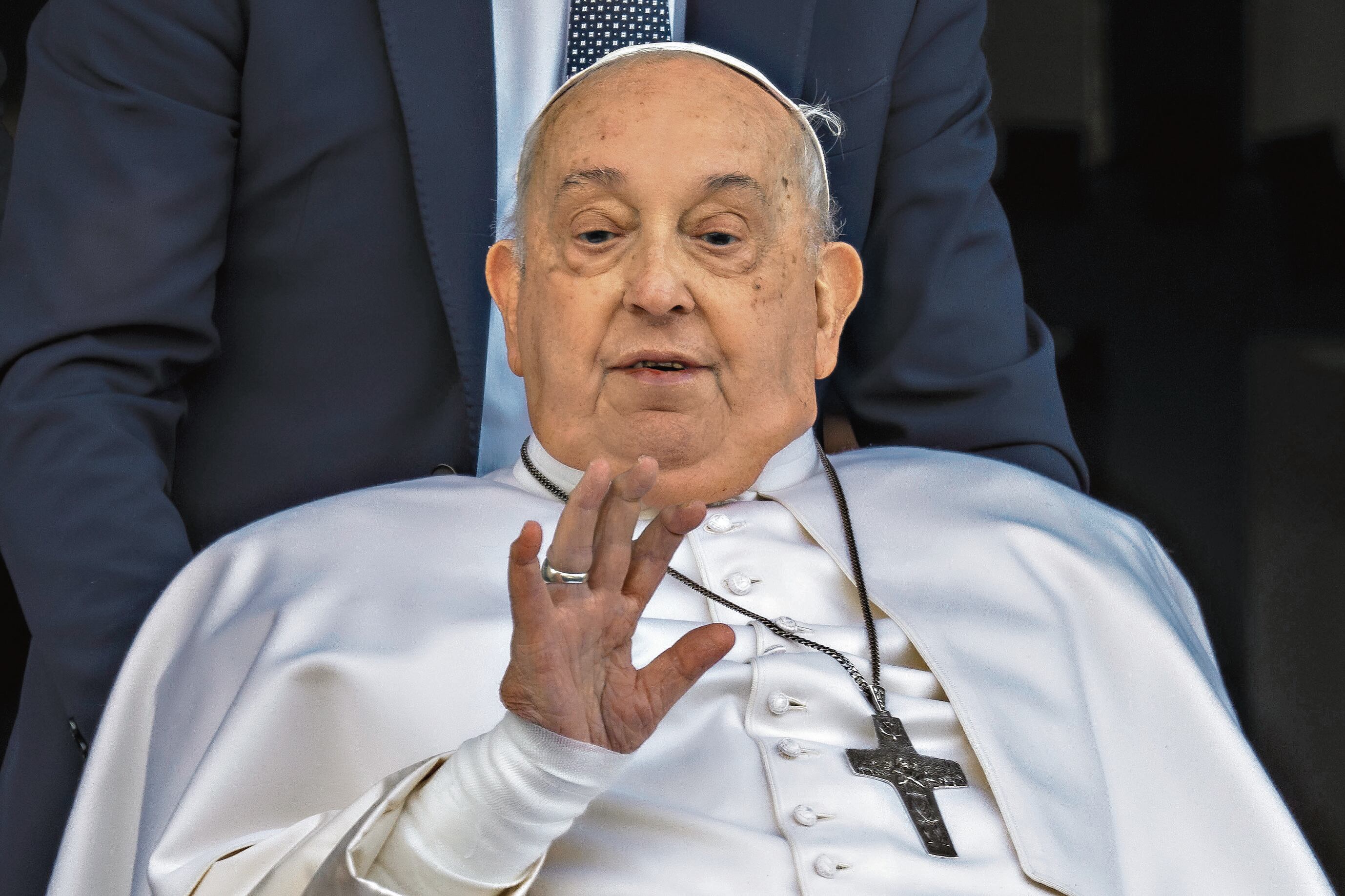 El papa Francisco continúa enfermo y con tratamiento en residencia vaticana.