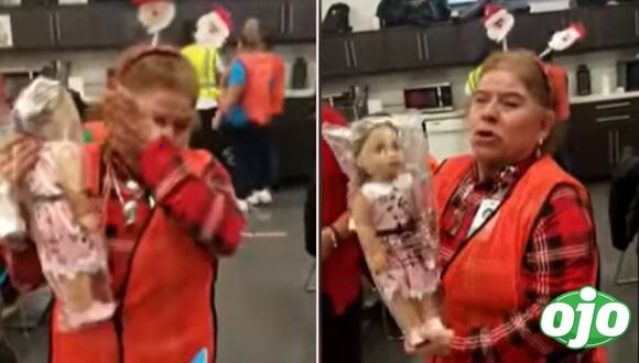 Mujer recibe muñeca de Navidad