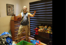 Hallan a una de las serpientes más venenosas del mundo entre ropa interior de niño