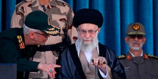 El ayatolá Alí Jamenei busca evitar sufrimiento a los iraníes, pero también los insta a luchar, con Dios de su lado, si Irán es atacado.