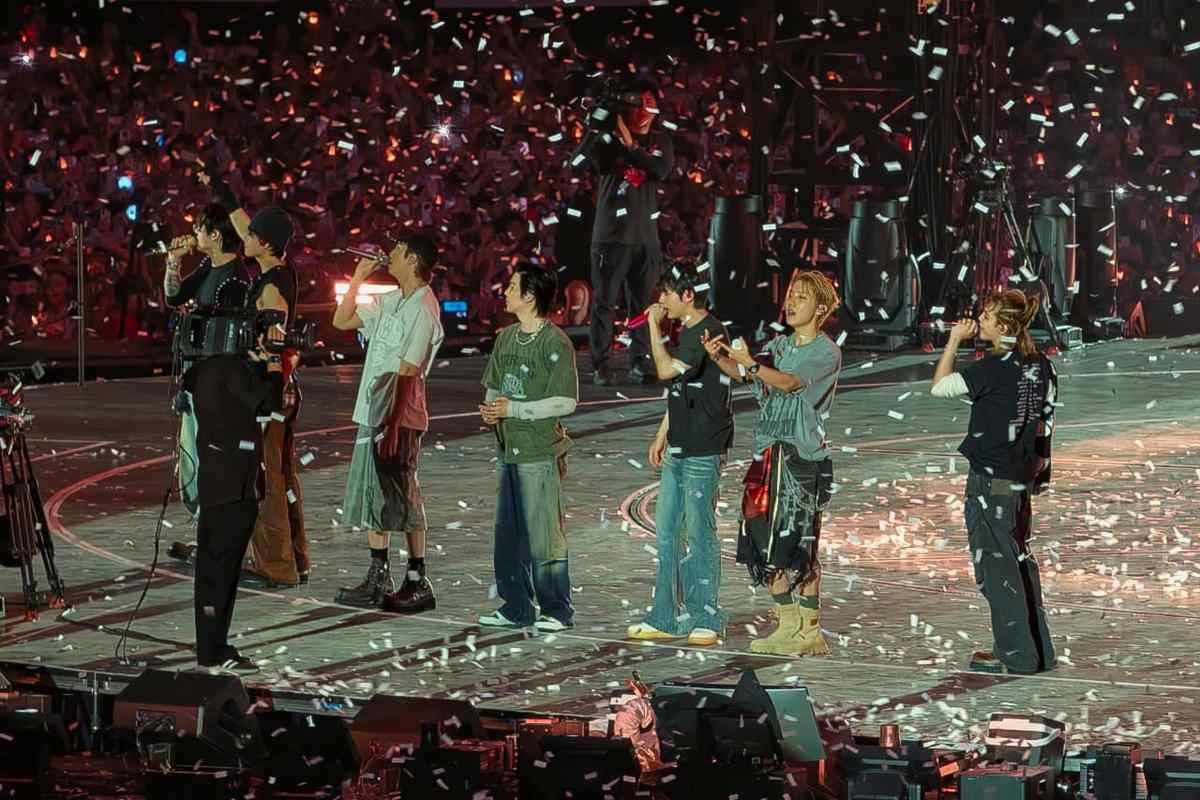 Los siete miembros de BTS en pleno concierto desde el Estadio San Marcos de Lima. Primera de las tres fechas para el Perú.