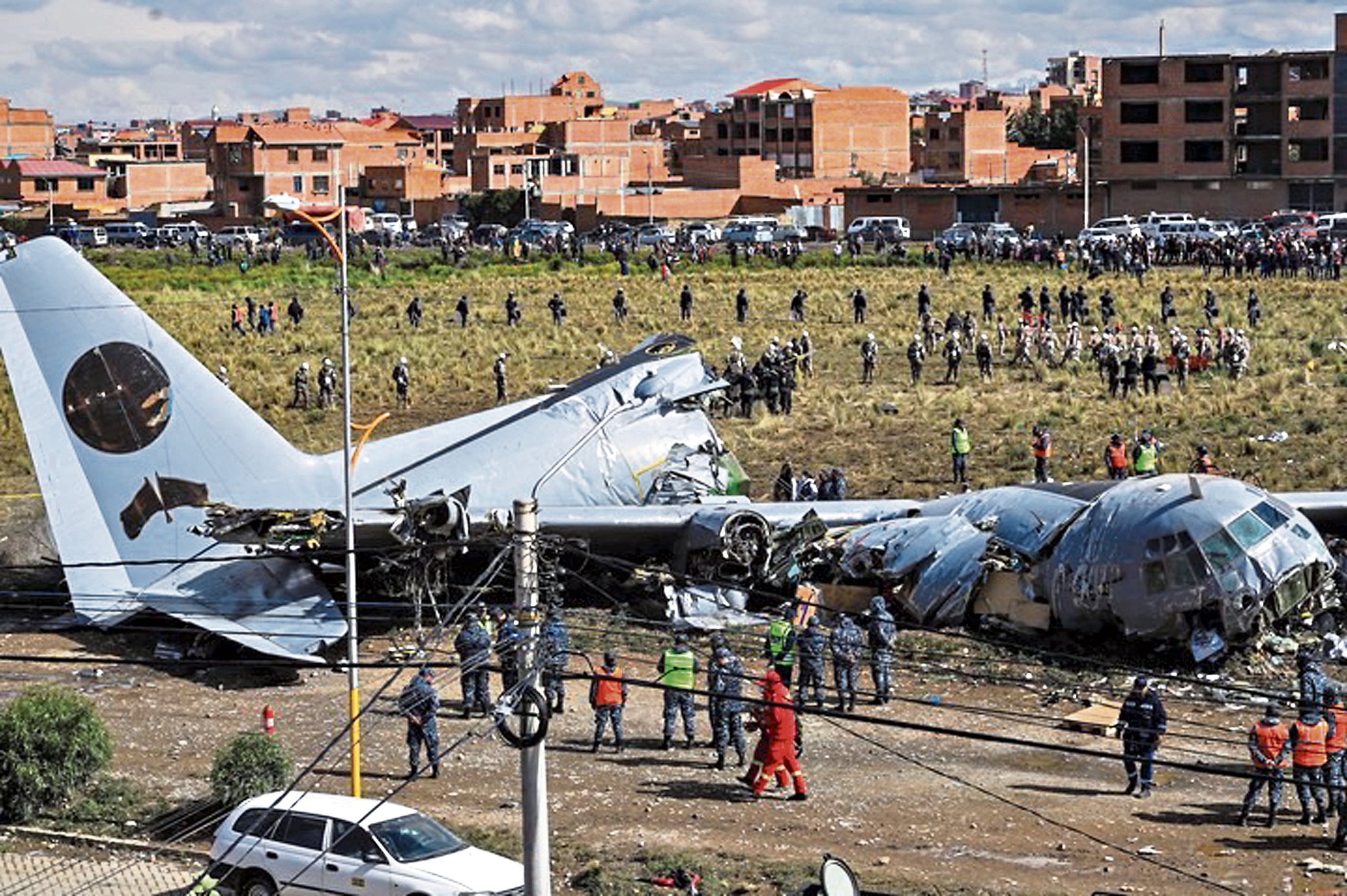 Avión llevaba dinero y los billetes fueron robados por una turba.