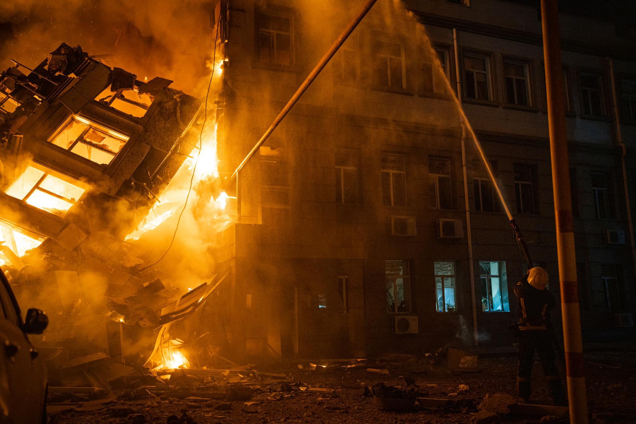 Los rescatistas extinguiendo un incendio en un edificio administrativo en Odesa como resultado de un ataque con misiles, en medio de la invasión rusa en Ucrania. (Foto de Handout / Servicio de emergencia de Ucrania / AFP)