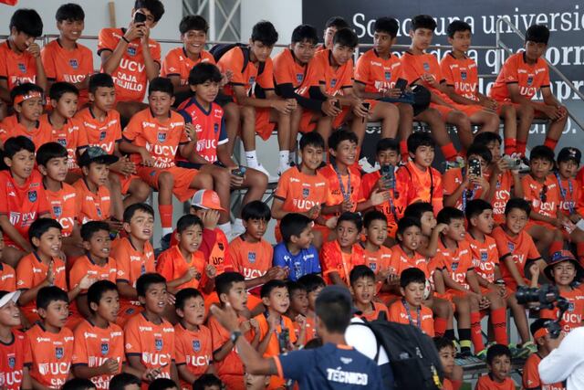 Previos antes de la presentación de Paolo Guerrero como jugador de la UCV. Fotos: Alessandro Currarino / @photo.gec