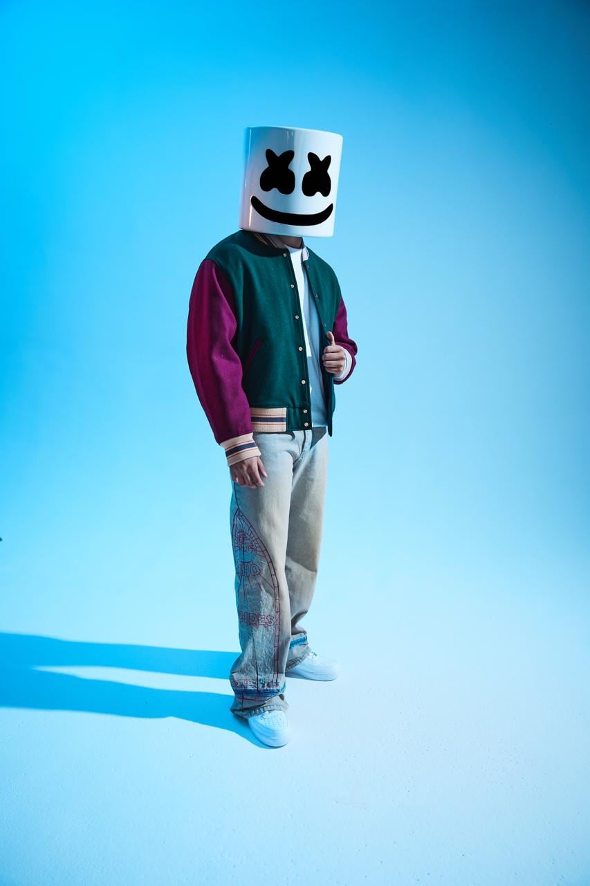 Marshmello, DJ y productor de música electrónica reconocido mundialmente por su característico casco blanco.