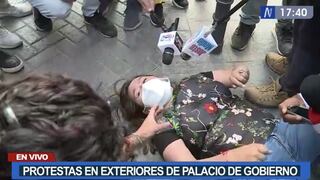 Exministra de la Mujer, Nidia Vílchez, declaró desde el suelo durante protesta contra Héctor Valer | VIDEO