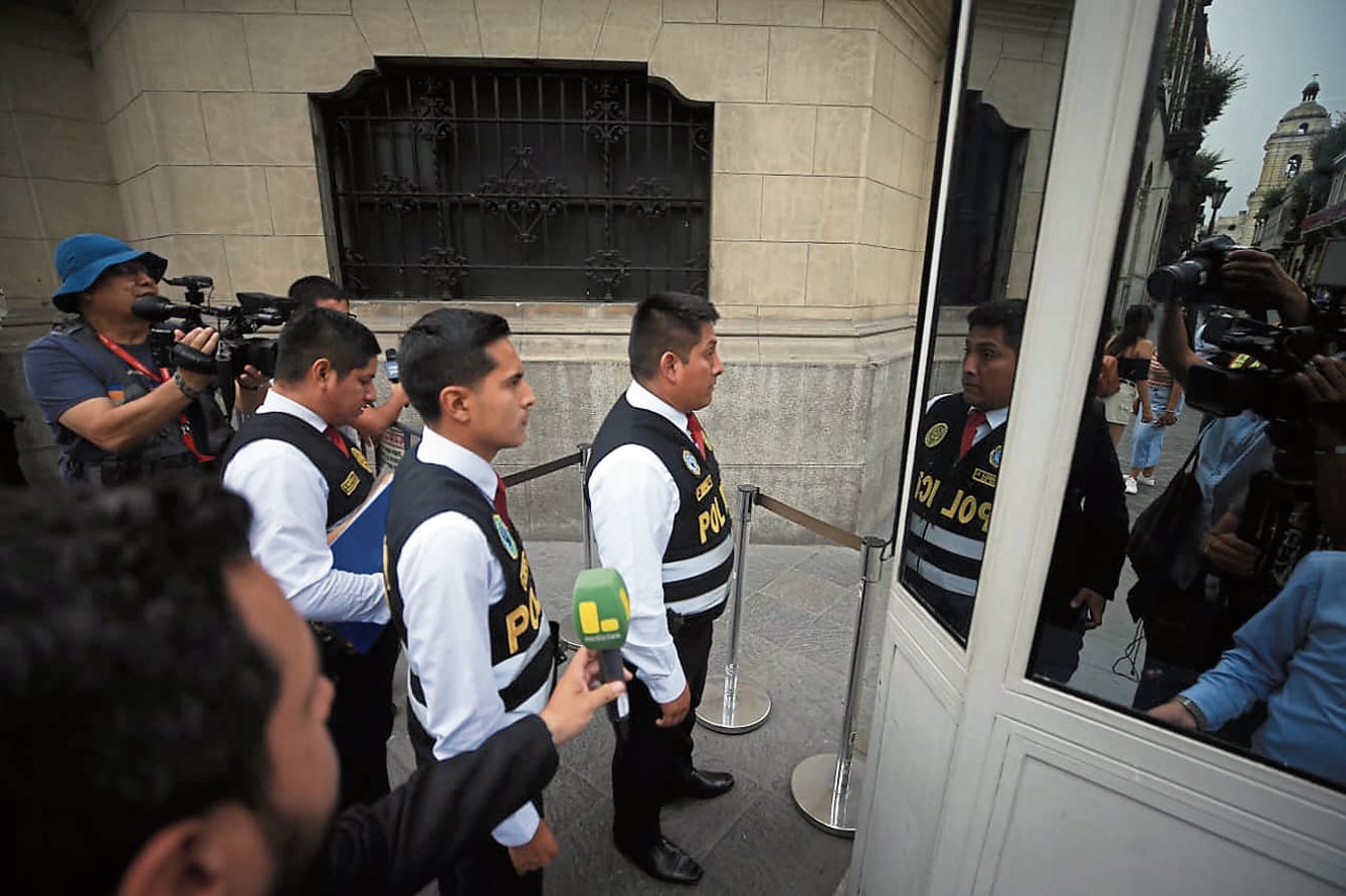 Con apoyo policial, fiscales ingresaron a Palacio de Gobierno, ya sin José Jerí como presidente.