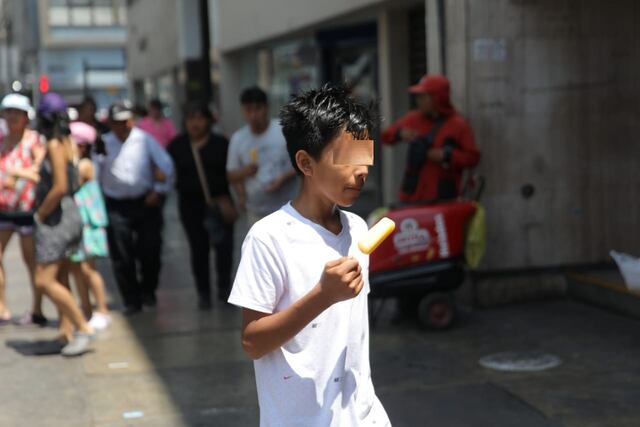 Los menores prefieren comprar helados y chupetes para hidratarse. Foto: Anthony Niño de Guzmán/ @photo.gec