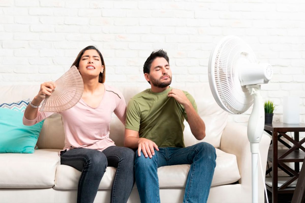 Puedes utilizar 2 ventiladores inteligentemente para mantener la frescura en sus espacios. Al igual que abrir las ventanas y persianas completamente (Foto: @Freeepick)